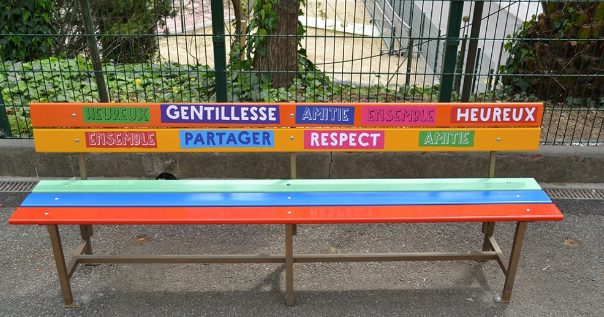 Image média:  banc des copains et ajout d&#39;une table de pique nique pour la cour de récréation.